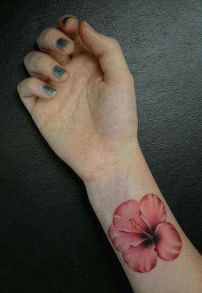 Tatuajes en la muñeca: flor de hibisco