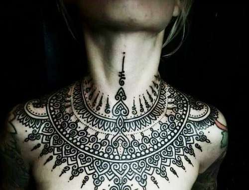 Tatuajes en el cuello: diseño estilo mandala