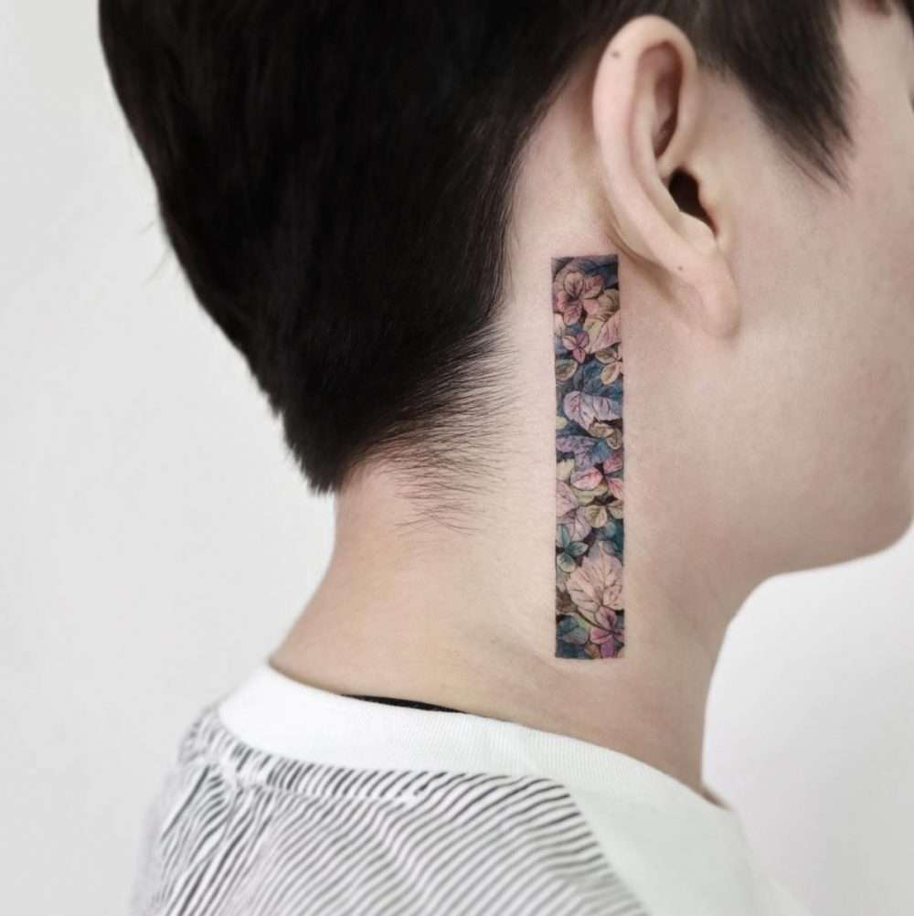 Tatuajes en el cuello: flores