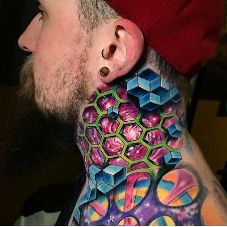 Tatuajes en el cuello: panal y geométrico en colores