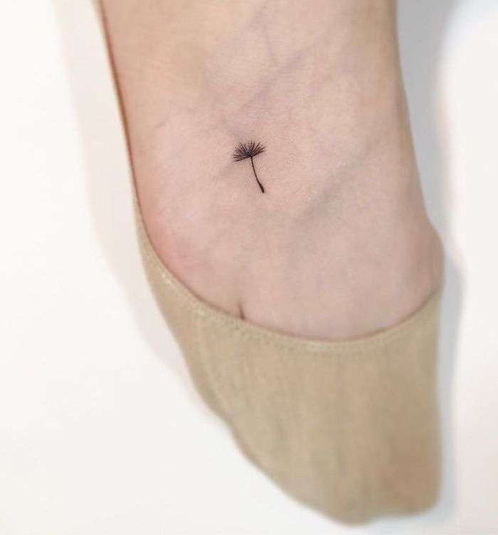 Tatuajes minimalistas en el pie
