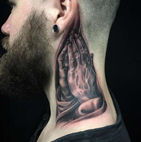 Tatuajes en el cuello: manos rezando